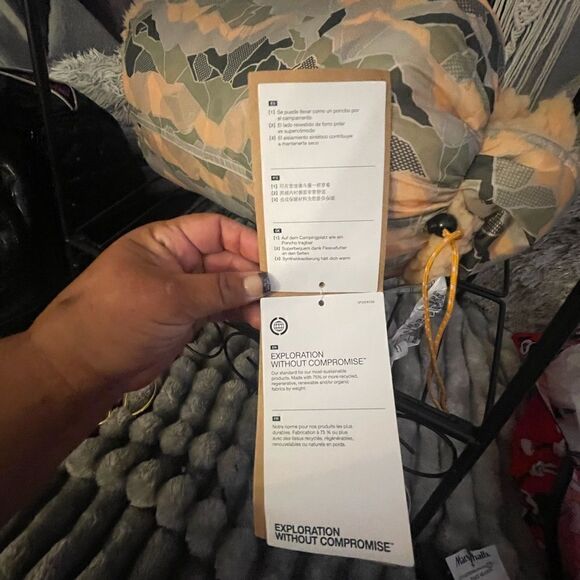 The North Face Wawona wearable Fuzzy Blanket/snuggie nwt New With Tags - Picture 3 of 13